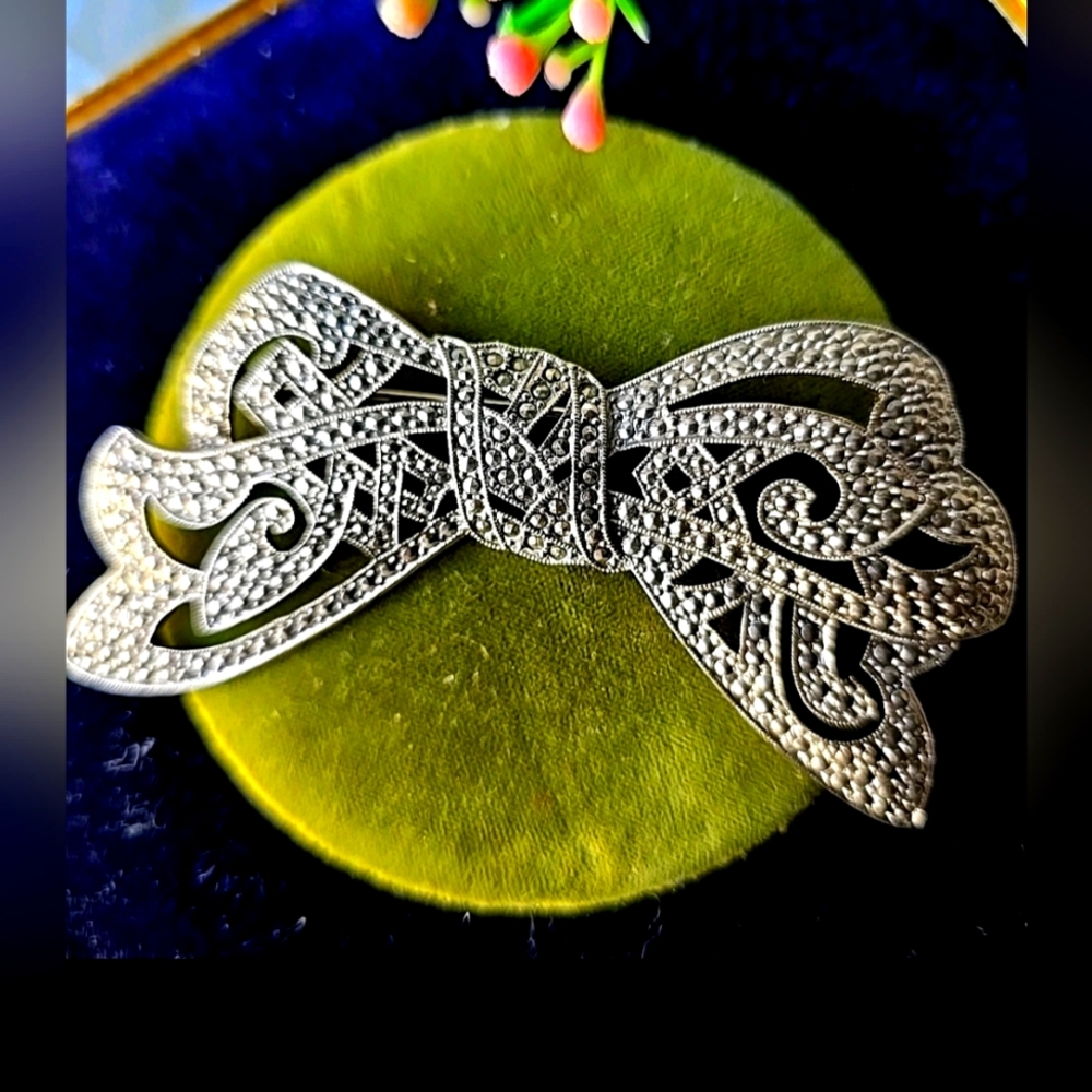 Vintage 1928 Silver Tone Bow Large Pin Brooch